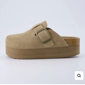 Cushionaire Granola 2 Suede Platform Clog
